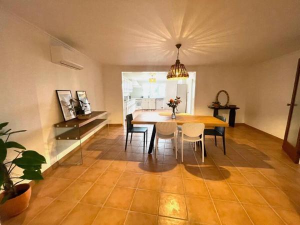 Na fotografii je vidět objekt Azores Luxury Sao Roque House nacházející se ve městě São Roque.