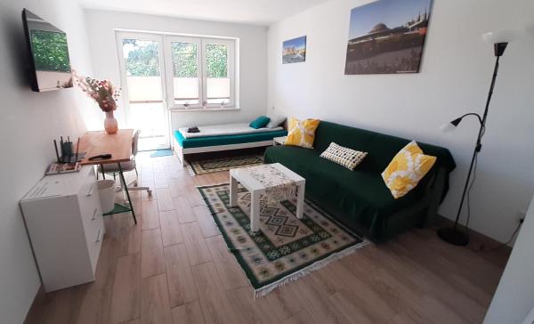 Na zdjęciu widoczny jest obiekt Apartament Zagórze, bezpłatny ogrodzony parking, Netflix położony w mieście Zagórze.