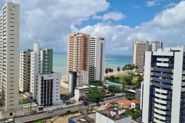 A la foto es mostra l'objecte Praia de Piedade. Próximo ao mar. Vista lateral do mar. situat a la ciutat de Recife.