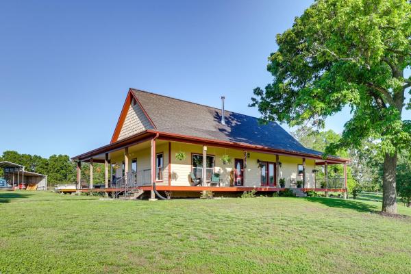 På billedet ses objektet Neosho Home on 90 Acres with Private Pool and Fire Pit beliggende i byen Neosho.