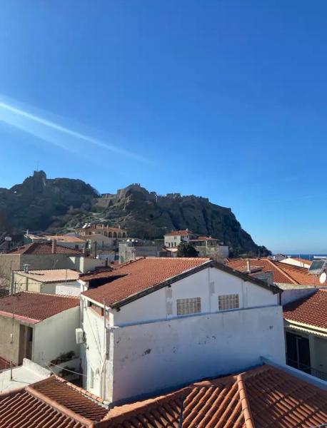 A la foto es mostra l'objecte Κεντρική αγορά Μύρινας situat a la ciutat de Mirina.