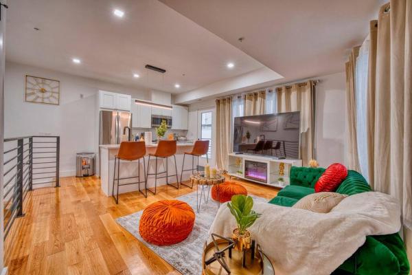 Na zdjęciu widoczny jest obiekt Modern & Colorful ~ 5* Location położony w mieście Waszyngton.
