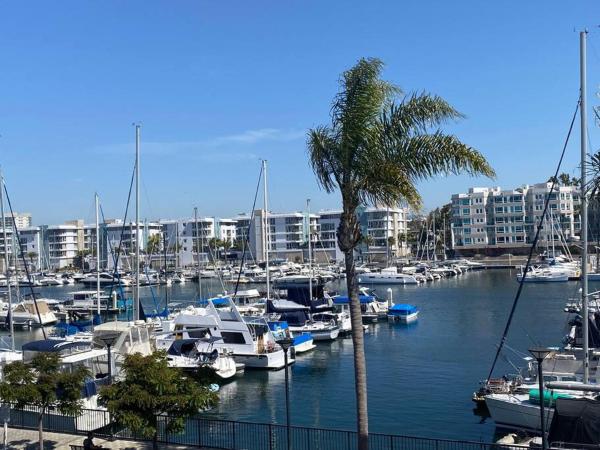 MDR 2 bd 2ba Oasis poolview,spa,gym, Los Angeles