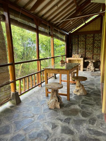写真にはPiyungan市にあるIndah Riverside Villa Yogyakartaが写っています。
