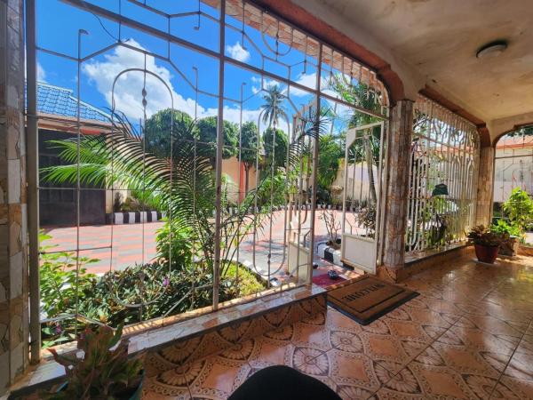 A la foto es mostra l'objecte Papillon Investment situat a la ciutat de Vikongoro.