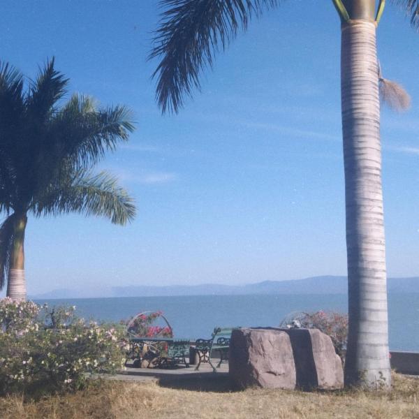 A la foto es mostra l'objecte Villa by the Lake situat a la ciutat de Ajijic.