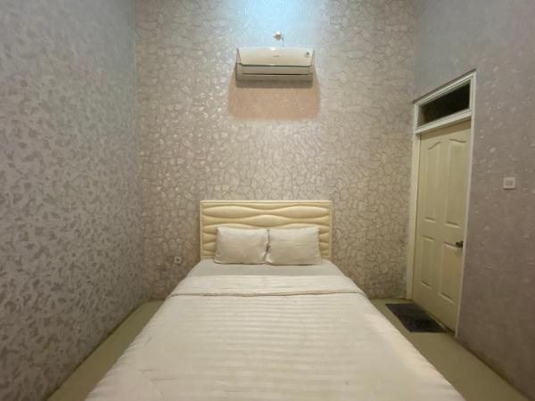 A la foto es mostra l'objecte Griya RW Family Guest House Redpartner situat a la ciutat de Solo.