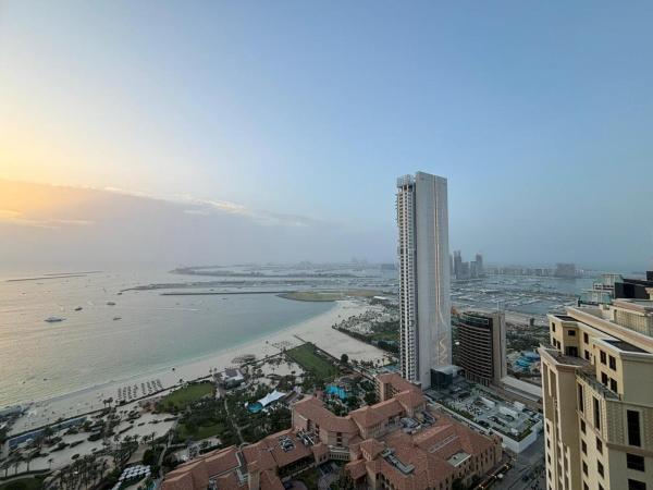 På billedet ses objektet JBR Beach Full Sea View Apartment beliggende i byen Dubai.