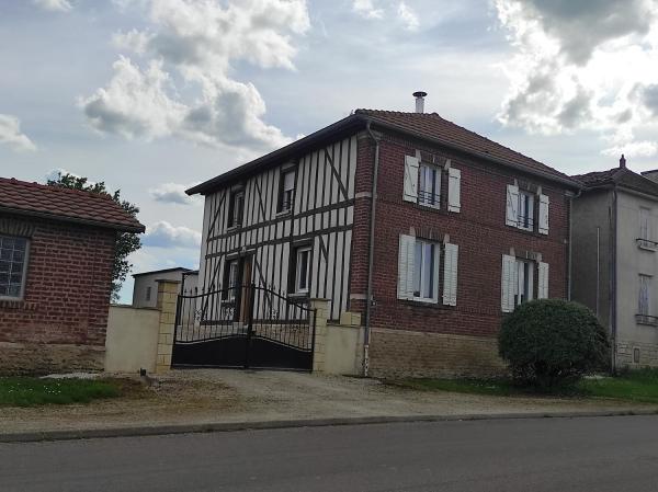 A la foto es mostra l'objecte Chez Suzanne Maison à la campagne 2-8pers 4 chambres situat a la ciutat de Louze.