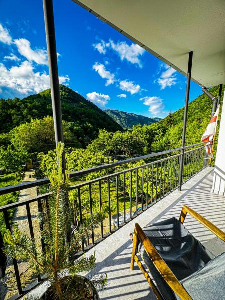 Na zdjęciu widoczny jest obiekt Family hotel mountain panorama położony w mieście Bordżomi.