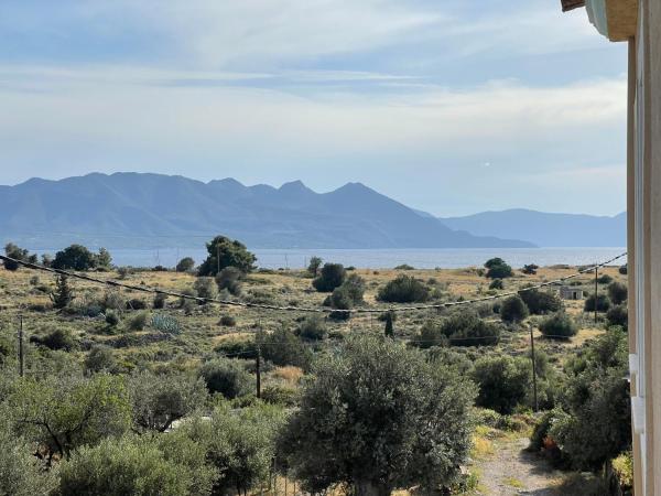På bilden syns objektet 75sqm Perdika Aegina luxury family apartment με θέα βουνό και θάλασσα 75τμ som ligger i staden Perdhika.