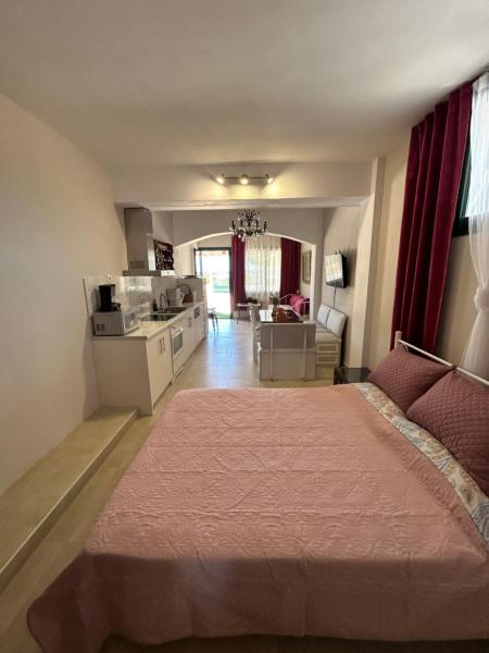 På billedet ses objektet Sunrise & Sunset apartments beliggende i byen Monemvasia.
