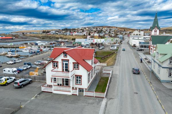 Op de foto is het object Bjarnabúð te zien, gelegen in de stad Laxamýri.