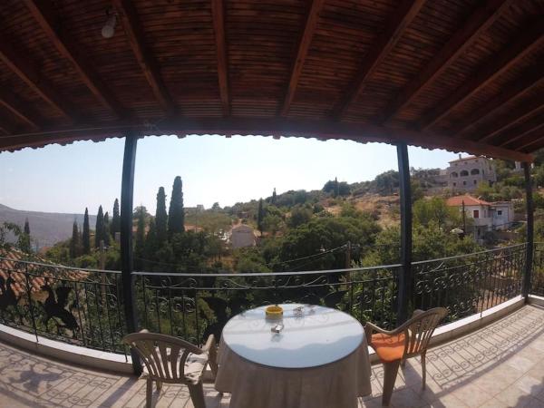 Op de foto is het object Grandpa's Chill House te zien, gelegen in de stad Karéa.