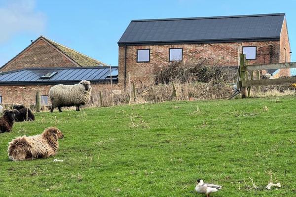 A la foto es mostra l'objecte The Hayloft, Modern 4 Bed, 8 person, Barn Conversion in a Rural Location with Great Access situat a la ciutat de Silkstone.