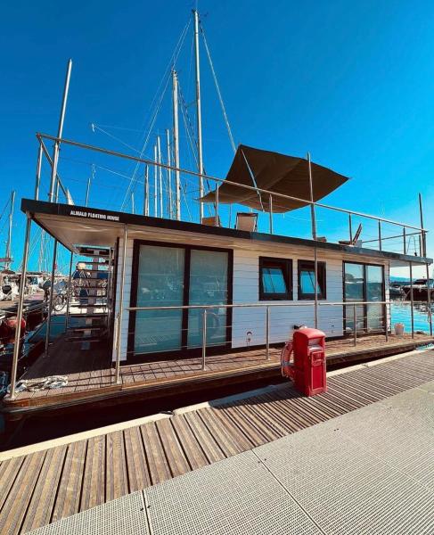 På billedet ses objektet ALMALO Floating House - Casa Galleggiante beliggende i byen Procida.