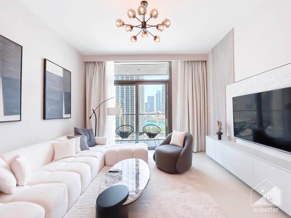 Luxury & Elegance at Burj Crown Downtown, Dubái