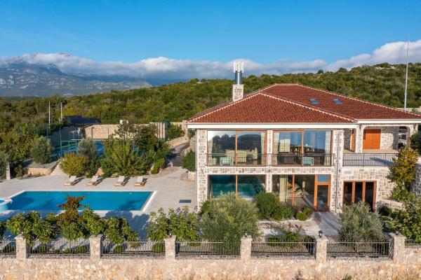 A la foto es mostra l'objecte Villa Carevic with indoor pool situat a la ciutat de Neodi.
