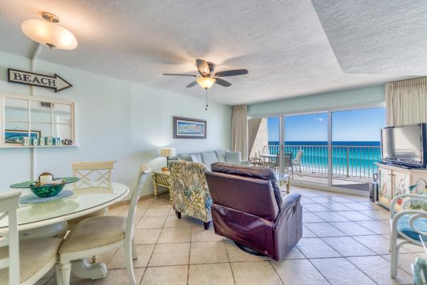 A la foto es mostra l'objecte Beach House Condominiums B405 - Beachfront with Pool, WiFi, & Beach Service situat a la ciutat de Destin.