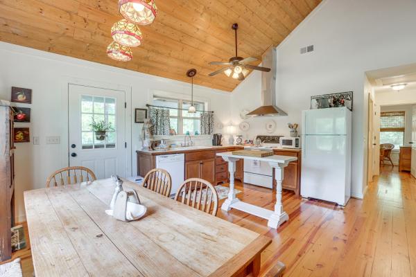 Na fotografii je vidět objekt Charming Lawley Cottage Deck, Fire Pit and Yard! nacházející se ve městě Marion.