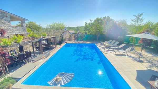 Na zdjęciu widoczny jest obiekt Family friendly house with a swimming pool Krmed, Central Istria - Sredisnja Istra - 23175 położony w mieście Bale.
