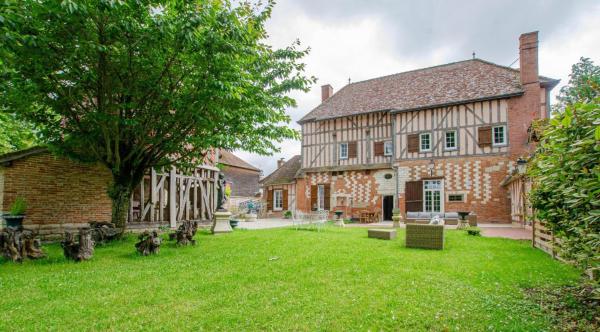 La Demeure Des Ducs Des Luxembourg - Mesnil-Saint-Père
