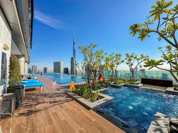 På billedet ses objektet Best Burj Khalifa view balcony apartment with 64th floor infinity Pool in Paramount Hotel Midtown beliggende i byen Dubai.