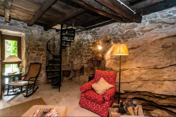 A la foto es mostra l'objecte Casa de Pedra situat a la ciutat de Reguengo Grande.