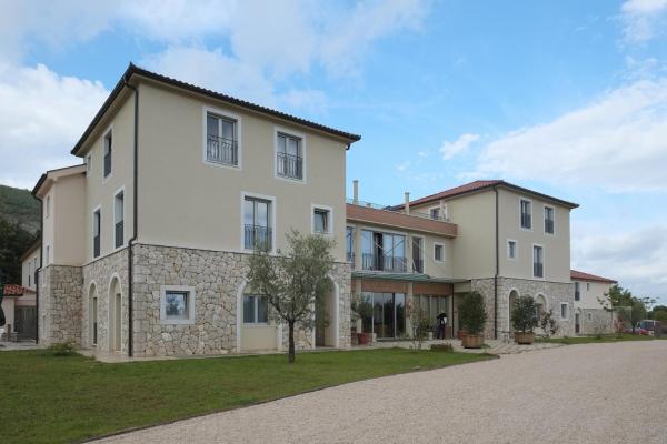 A la foto es mostra l'objecte Magnificat Center situat a la ciutat de Bijakovići.