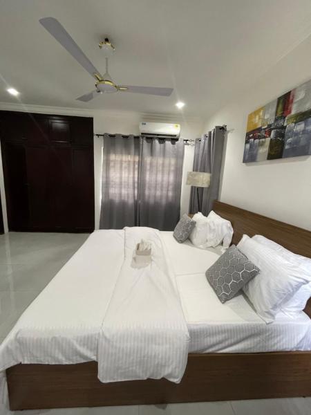 A la foto es mostra l'objecte Martha Ville situat a la ciutat de Accra.