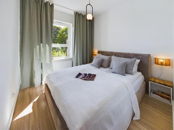 The photo shows the Malczewskiego Elegancki Apartament Parking & Balkon by Noclegi Renters located in the city of Emaus.