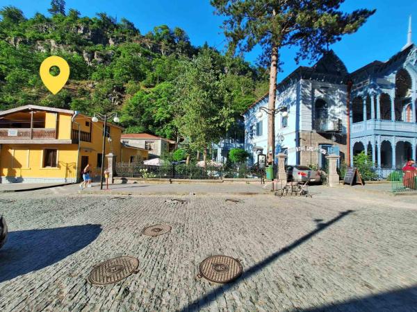 Na fotografii je vidět objekt Alongside Park Borjomi nacházející se ve městě Bordžomi.