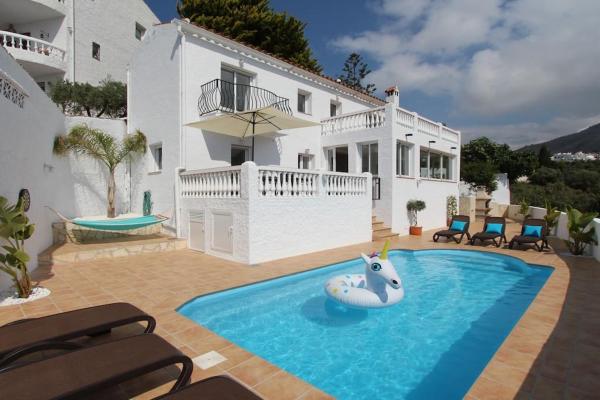 Na fotografii je vidět objekt Villa Vincent nacházející se ve městě Nerja.