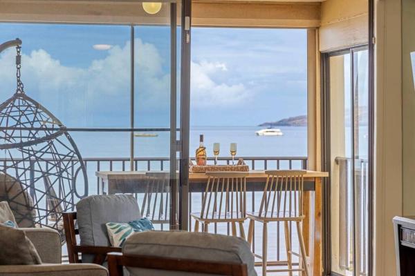 På billedet ses objektet Kihei Beach Resort 301- Oceanfront 2 bedroom 2bath condo on 6 mile beach beliggende i byen Kihei.