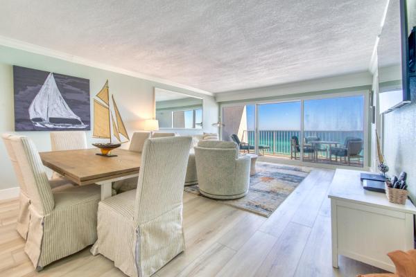 A la foto es mostra l'objecte Beach House Condominiums C603 - Beachfront with Pool, WiFi, & Beach Service situat a la ciutat de Destin.