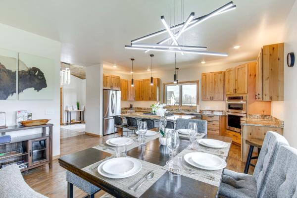 A la foto es mostra l'objecte Red Lodge Home with Outdoor Kitchen and Fire Table! situat a la ciutat de Roberts.