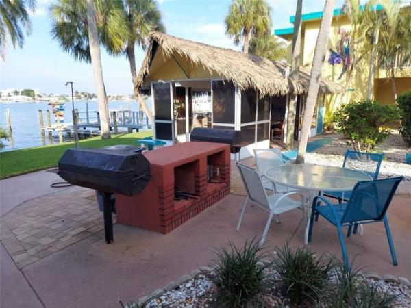 Foto 9: Malyn 107, Waterfront Condo, short walk to beach