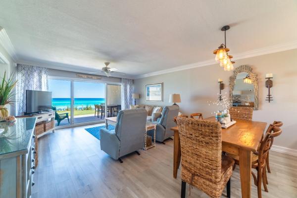 A la foto es mostra l'objecte Beach House Condominiums D102 - Beachfront with Pool, WiFi, & Beach Service situat a la ciutat de Destin.