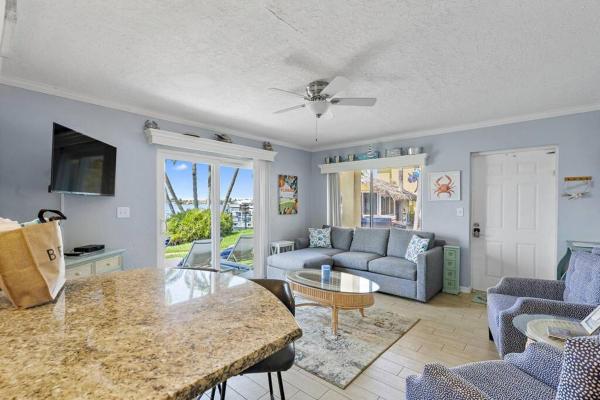 Zdjęcie 3: Malyn 108, Updated Waterfront condo, private patio