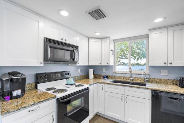 Zdjęcie 7: Malyn 108, Updated Waterfront condo, private patio