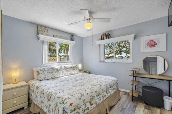 Zdjęcie 8: Malyn 108, Updated Waterfront condo, private patio