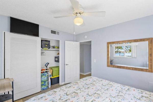 Zdjęcie 9: Malyn 108, Updated Waterfront condo, private patio