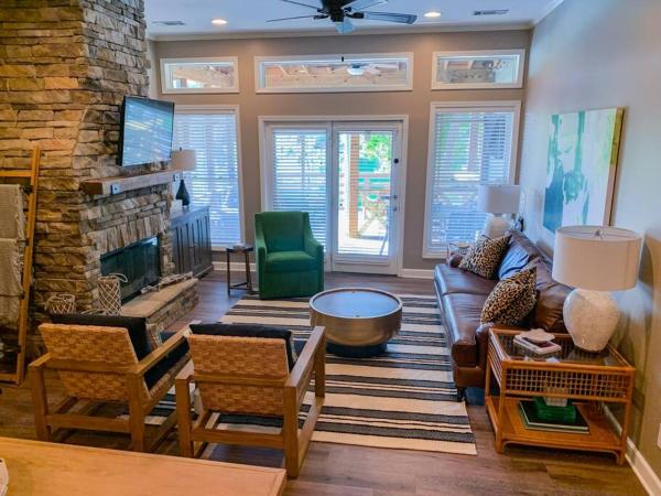 Nella foto è visibile l'oggetto Fabulous Lake Martin Townhome w/ Dock & Boat Ramp situato nella città di Jacksons Gap.