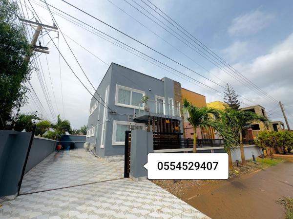 A la foto es mostra l'objecte Lakeside Luxury Home situat a la ciutat de Ashalebotwe.