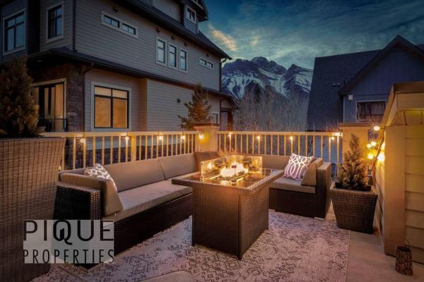På billedet ses objektet Luxury Fire Mountain Lodge, Outdoor Hot Tub, Parking, Fast WiFi! beliggende i byen Canmore.