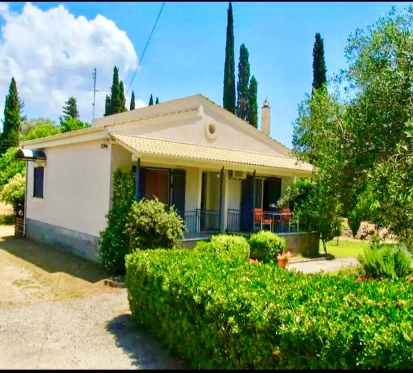 Na zdjęciu widoczny jest obiekt Eirini's House Corfu położony w mieście Kynopiástai.