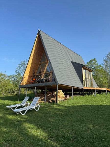 A la foto es mostra l'objecte ABIES-აბიესი situat a la ciutat de Tskadisi.