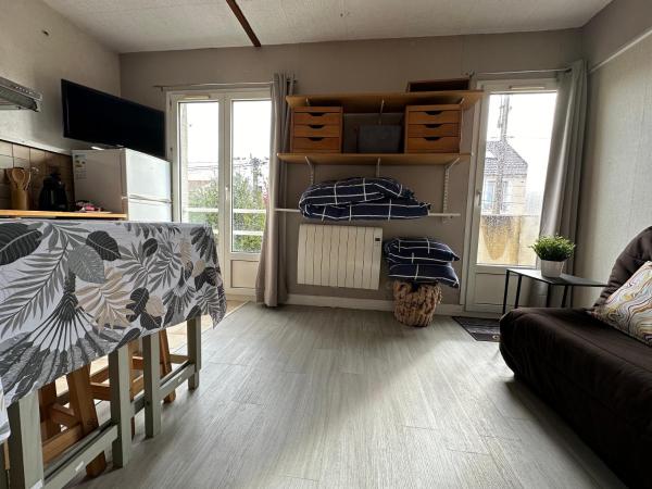 A la foto es mostra l'objecte Studio proche RER D situat a la ciutat de Stains.