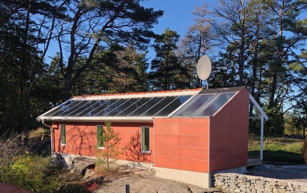 Na foto é possível ver o objeto Small house near the center of Stenungsund localizado na cidade de Bräcketorp.