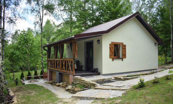 Na zdjęciu widoczny jest obiekt Hacienda domek całoroczny z jacuzzi w lesie pod Rzeszowem położony w mieście Zaborów.